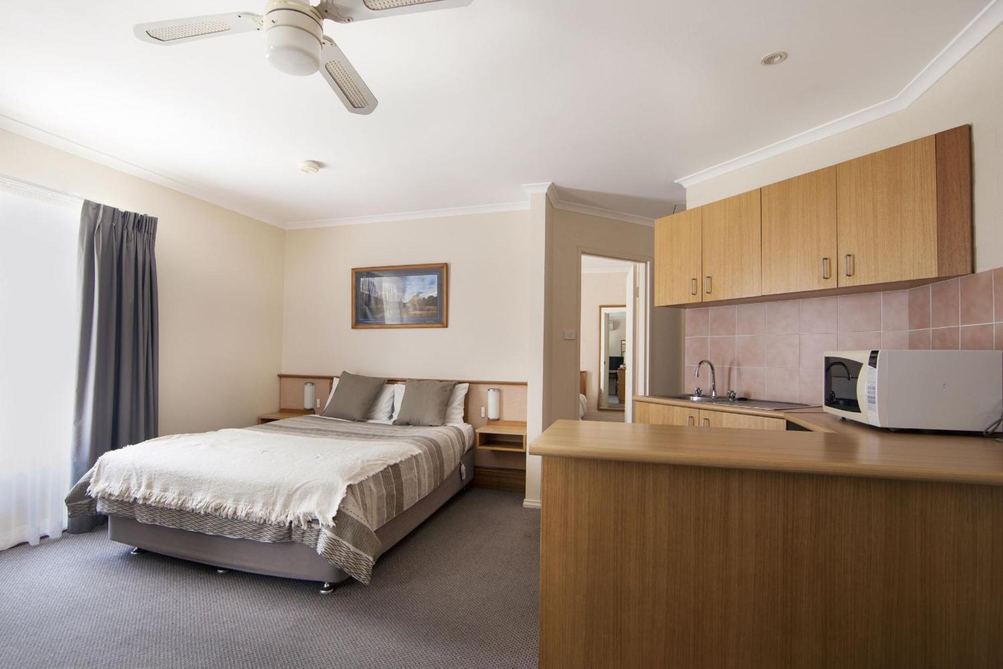 Redhill Cooma Motor Inn Extérieur photo