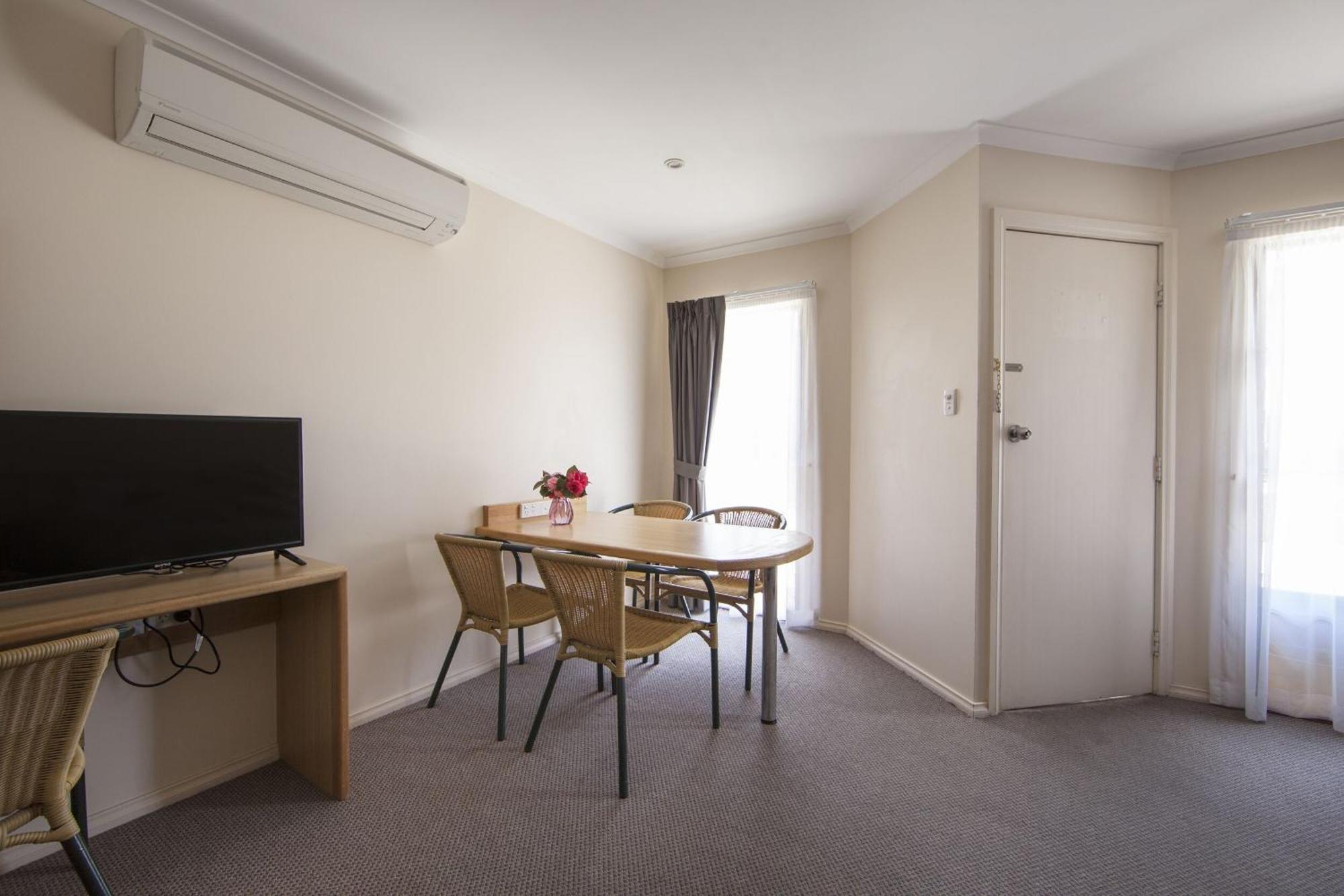Redhill Cooma Motor Inn Extérieur photo