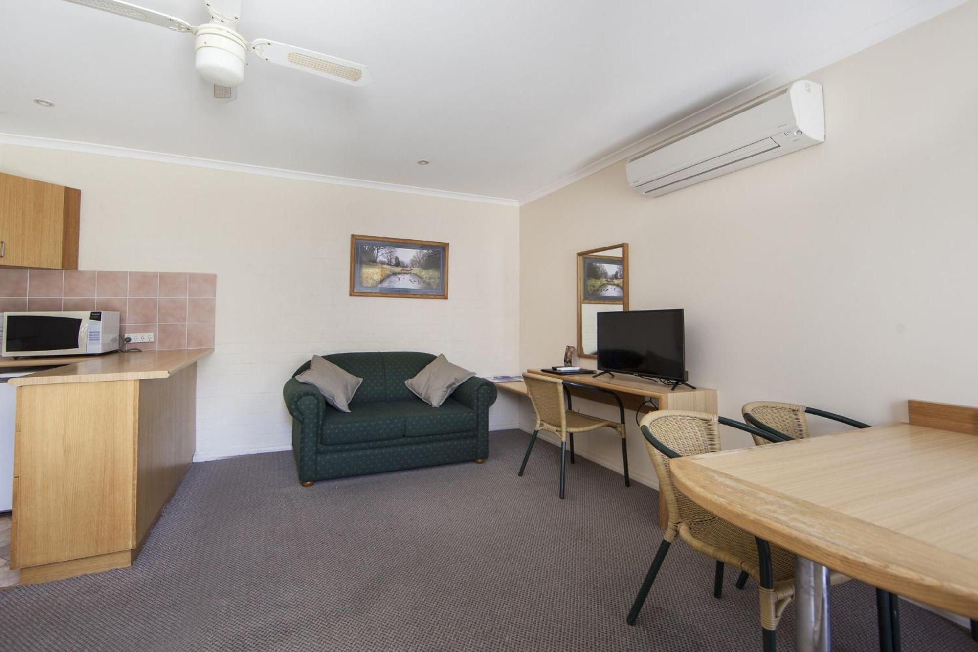 Redhill Cooma Motor Inn Extérieur photo