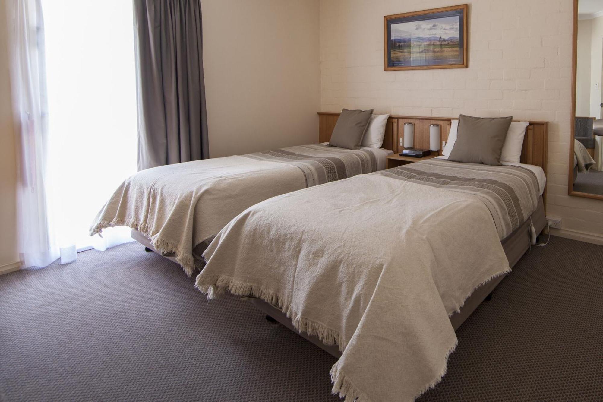 Redhill Cooma Motor Inn Extérieur photo