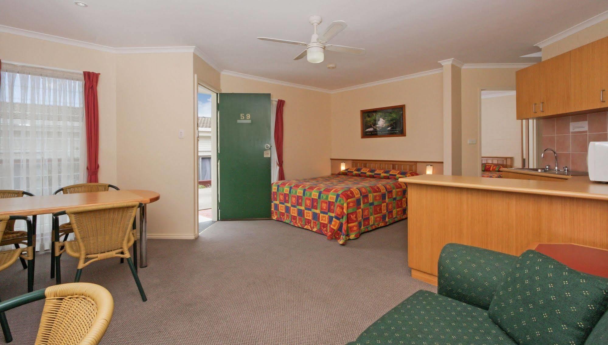 Redhill Cooma Motor Inn Extérieur photo