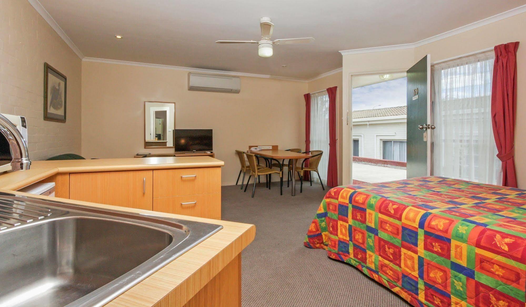 Redhill Cooma Motor Inn Extérieur photo